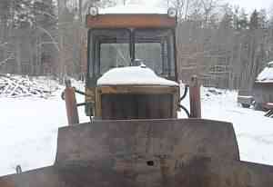 Гусеничный трактор дт75 с бульдозерной навеской