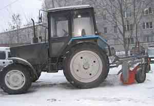 Трактор Белорус 82.1 с отвалом и щеткой